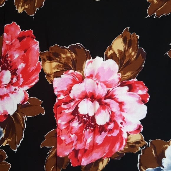 New! Gorgeous Floral Blouse - Picture 2 of 2